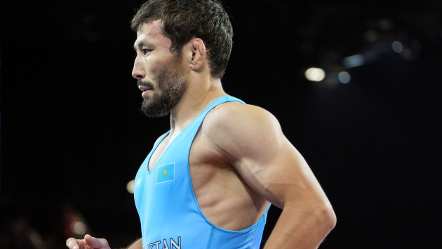 Казахстанец сенсационно победил двукратного чемпиона мира на Олимпиаде-2024