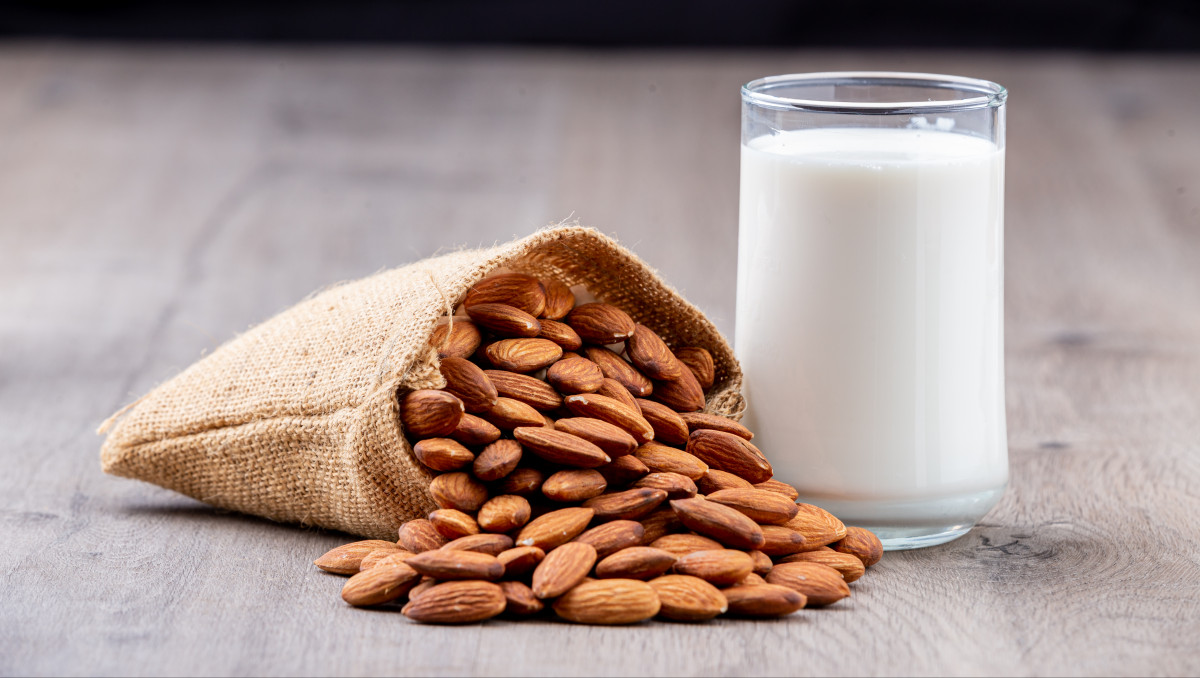Три преимущества употребления миндального молока раскрыл диетолог