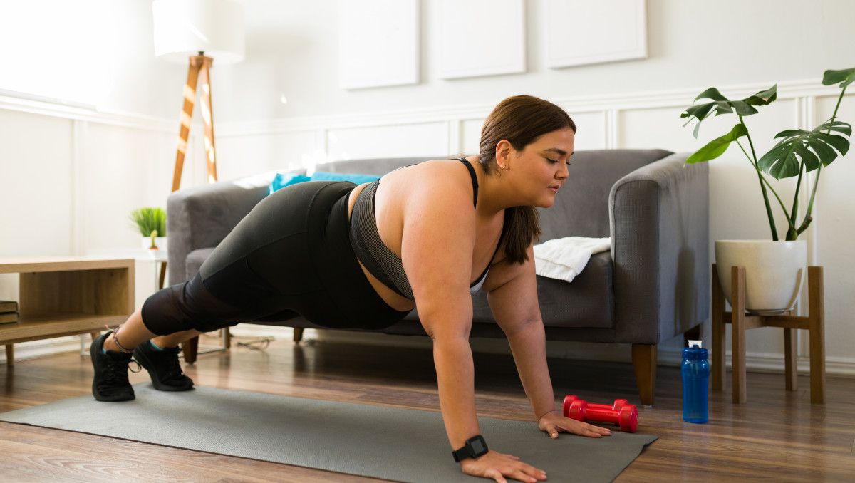 Почему людям с лишним весом нельзя отжиматься, объяснил тренер