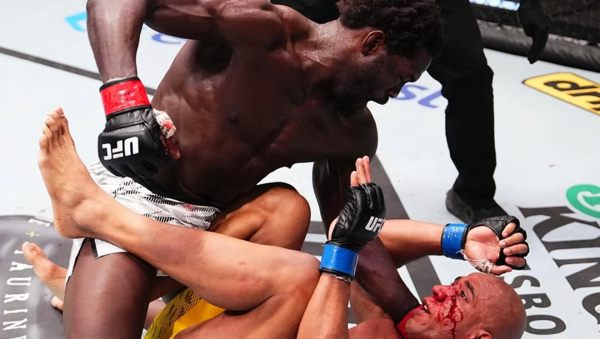 Нокаут решил исход главного боя на турнире UFC Vegas 102