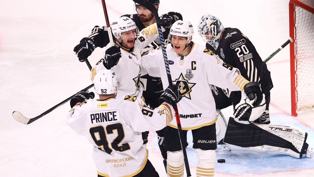 Казахстанский хоккеист сотворил сенсацию в матче серии плей-офф КХЛ