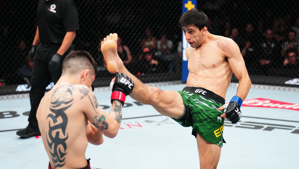 "Сбежавшего" от казаха бойца наказали в главном поединке UFC