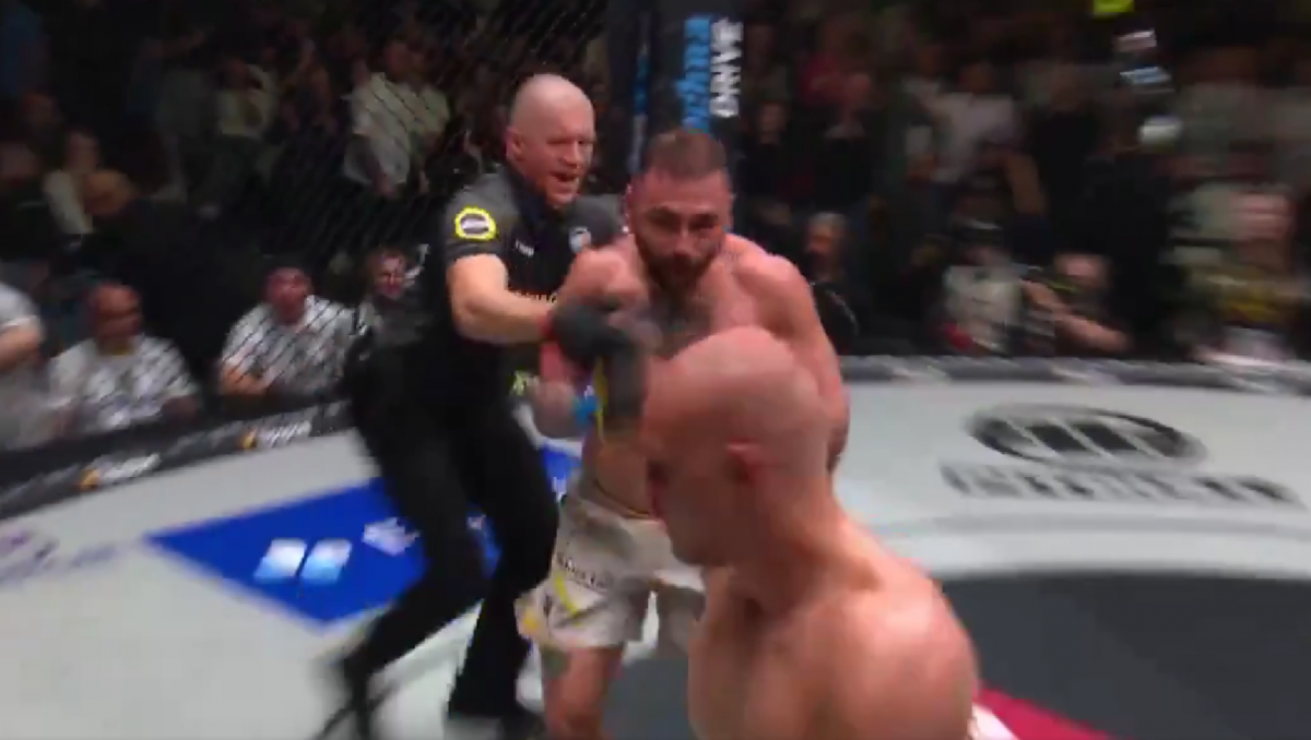 Проигравший боец выкинул из клетки победителя. Видео скандала в лиге Жумагулова