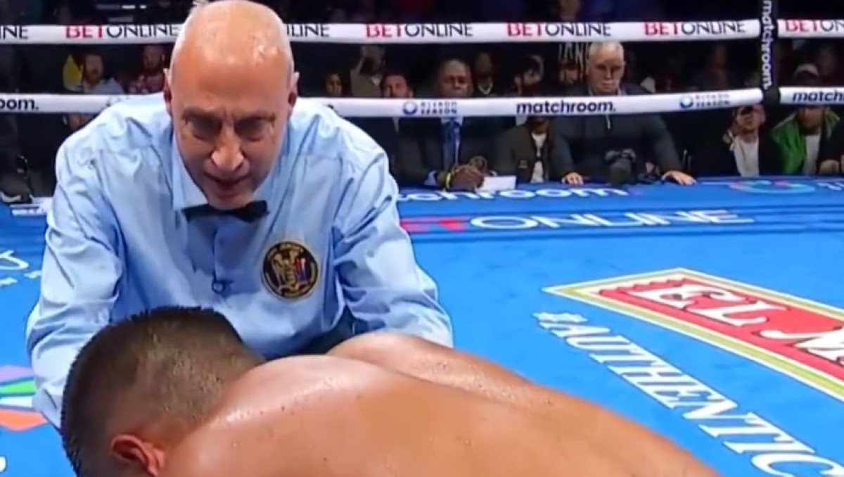 Бой небитого боксера из Узбекистана завершился нокаутом