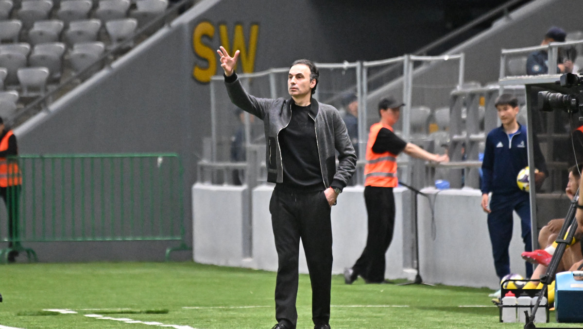 Бабаян пригрозил четырем игрокам "Астаны" после игры с "Атырау". Чем он недоволен?