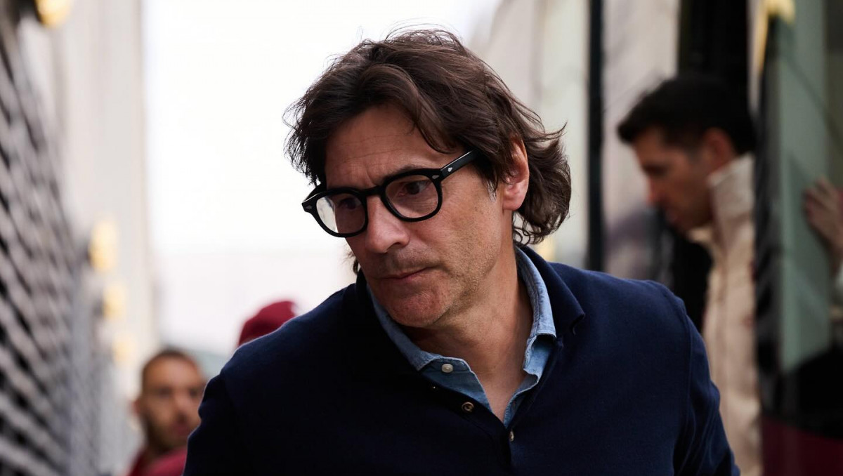 Неожиданное ЧП на поле: тренер упал прямо во время игры