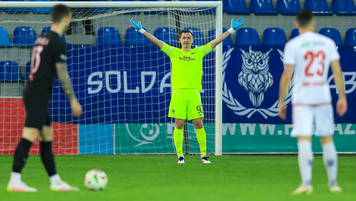 Казахстанец помог своей команде отобрать очки у соперника из топ-3