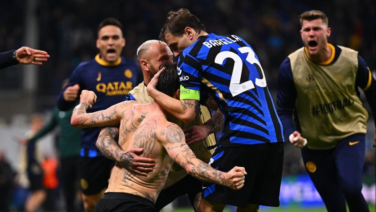 Игрок "Барселоны" плюнул в лидера "Интера". Его не удалили