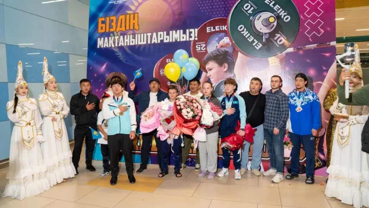 Медалистов ЧМ по тяжелой атлетике встретили в аэропорту Алматы