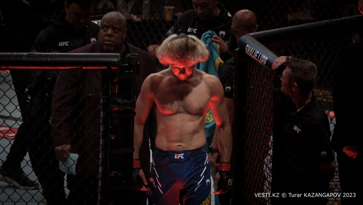 Кто подерется за пояса UFC? Названы пары на следующие поединки в легком и полусреднем весе