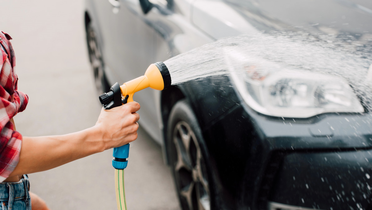 Штраф до 100 МРП: чем грозит мойка машины во дворе