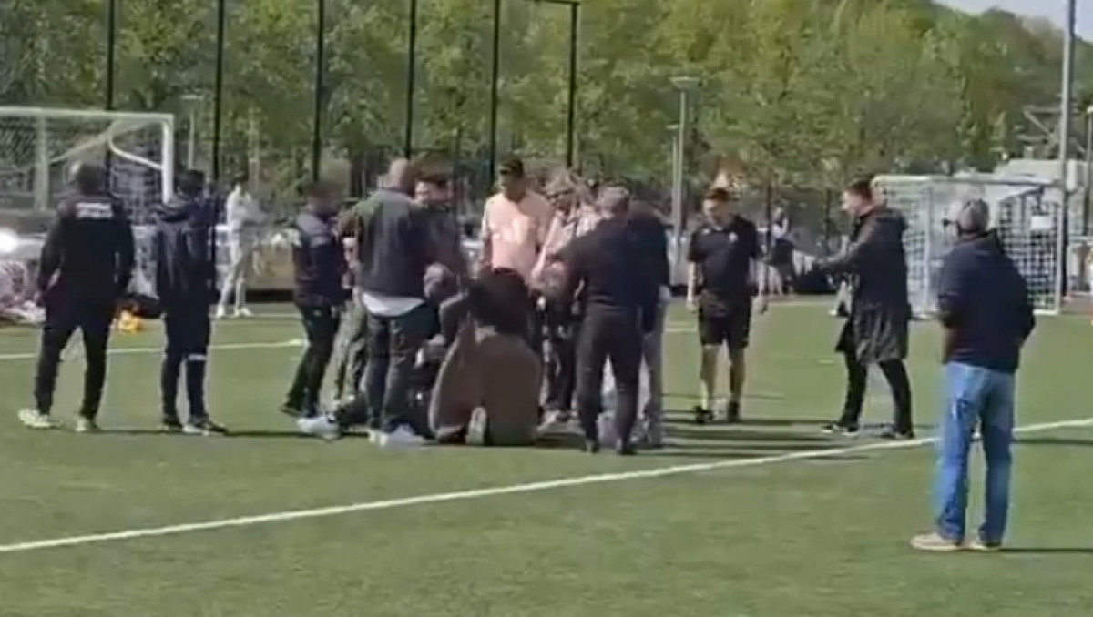 Отца футбольной звезды нокаутировали во время матча: видео