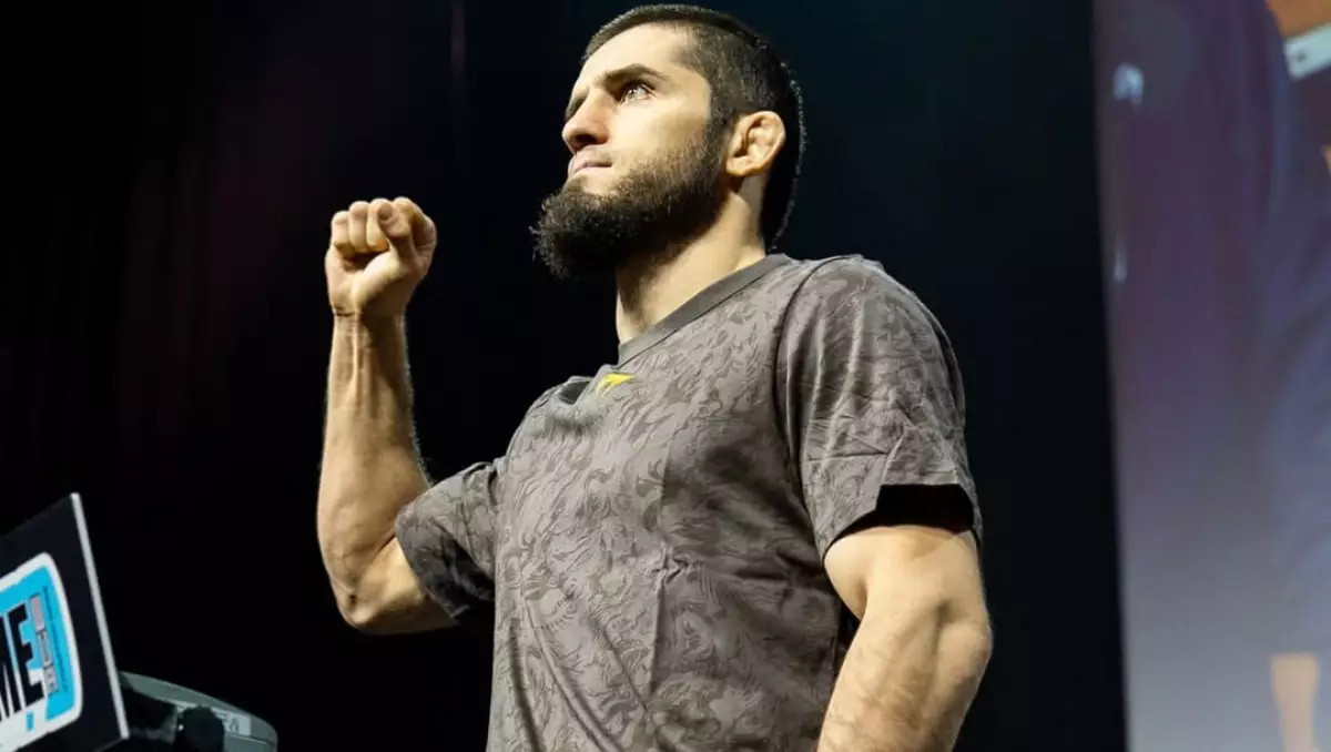 В UFC раскрыли причину перехода Махачева в вес Рахмонова