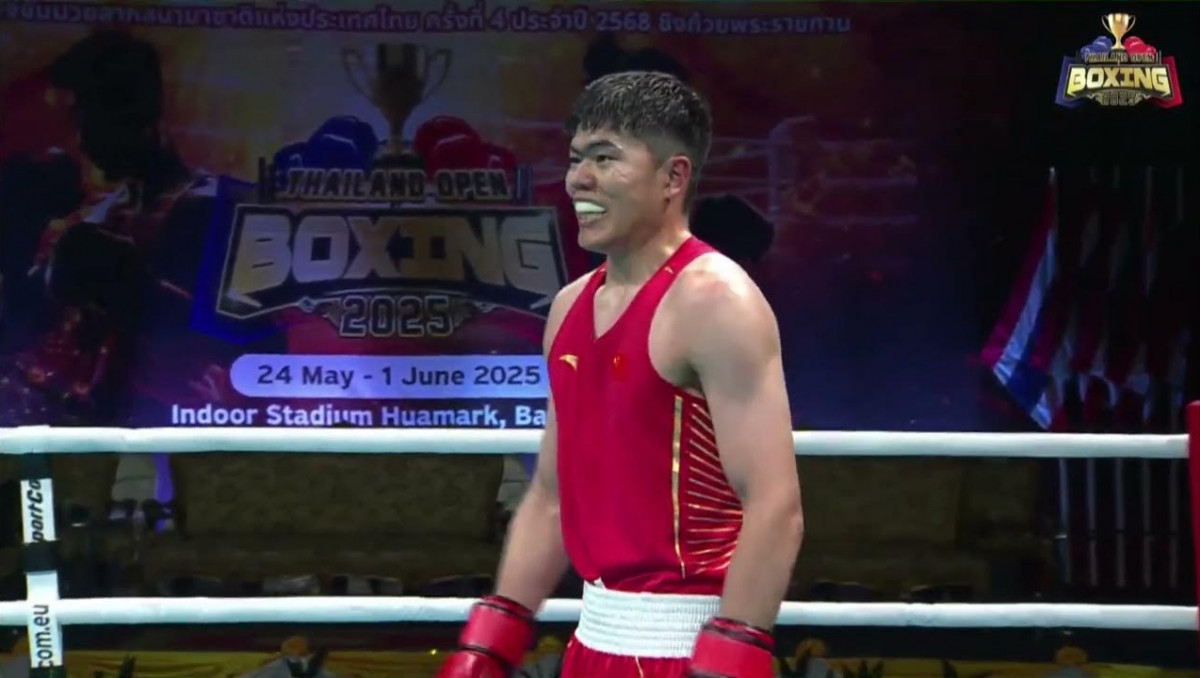 Казахский боксер выиграл бой нокаутом и принес медаль другой стране