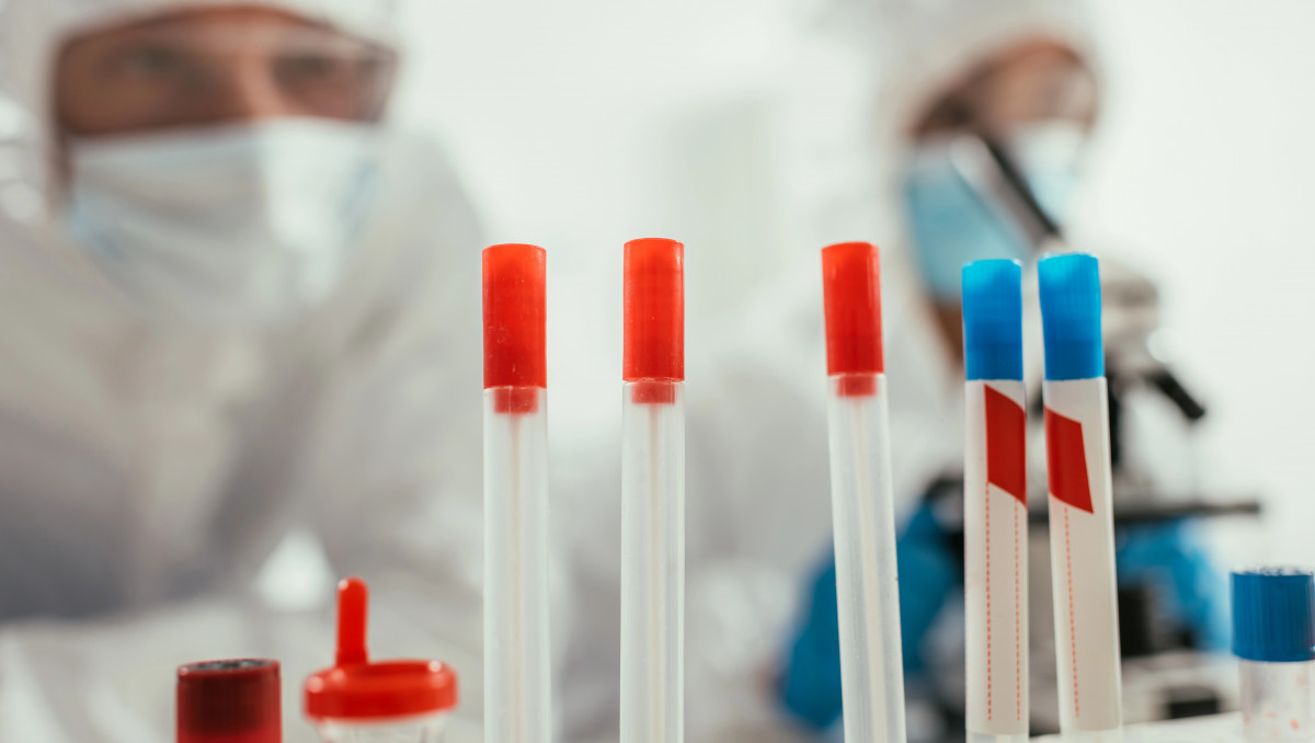 Выявлен новый штамм COVID: что известно и какие симптомы