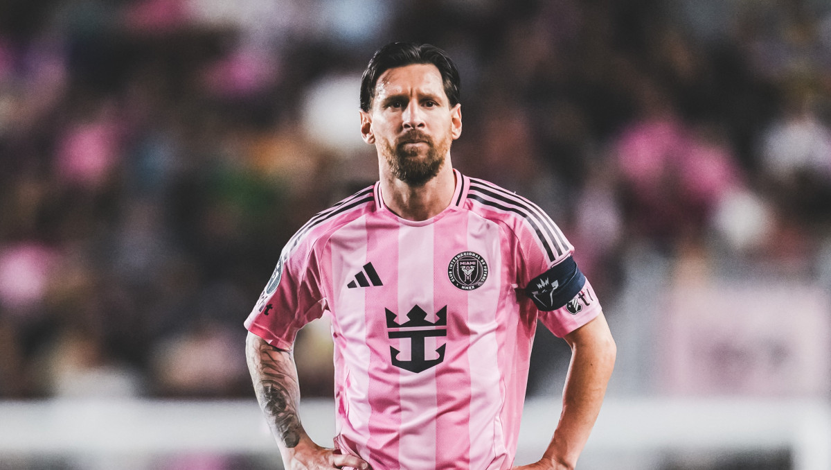 Легенду "Барселоны" собрались выгнать из клуба - за него вступился Месси