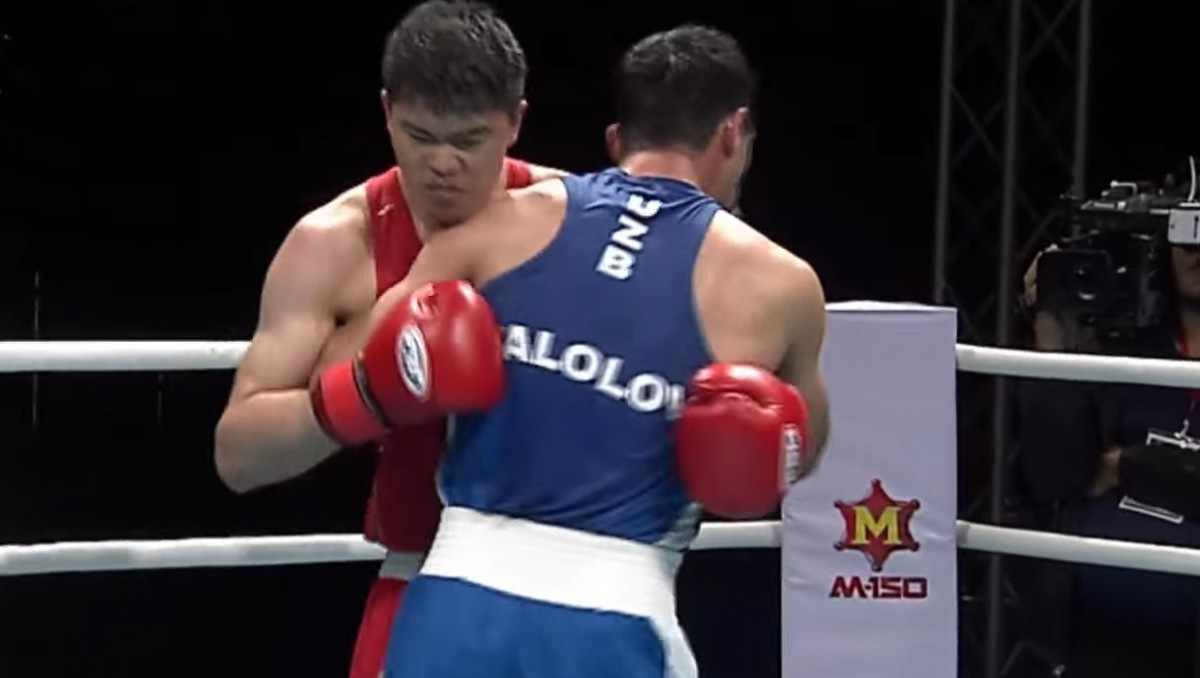 Казахский боксер дважды отправил в нокдаун Джалолова и вышел в финал