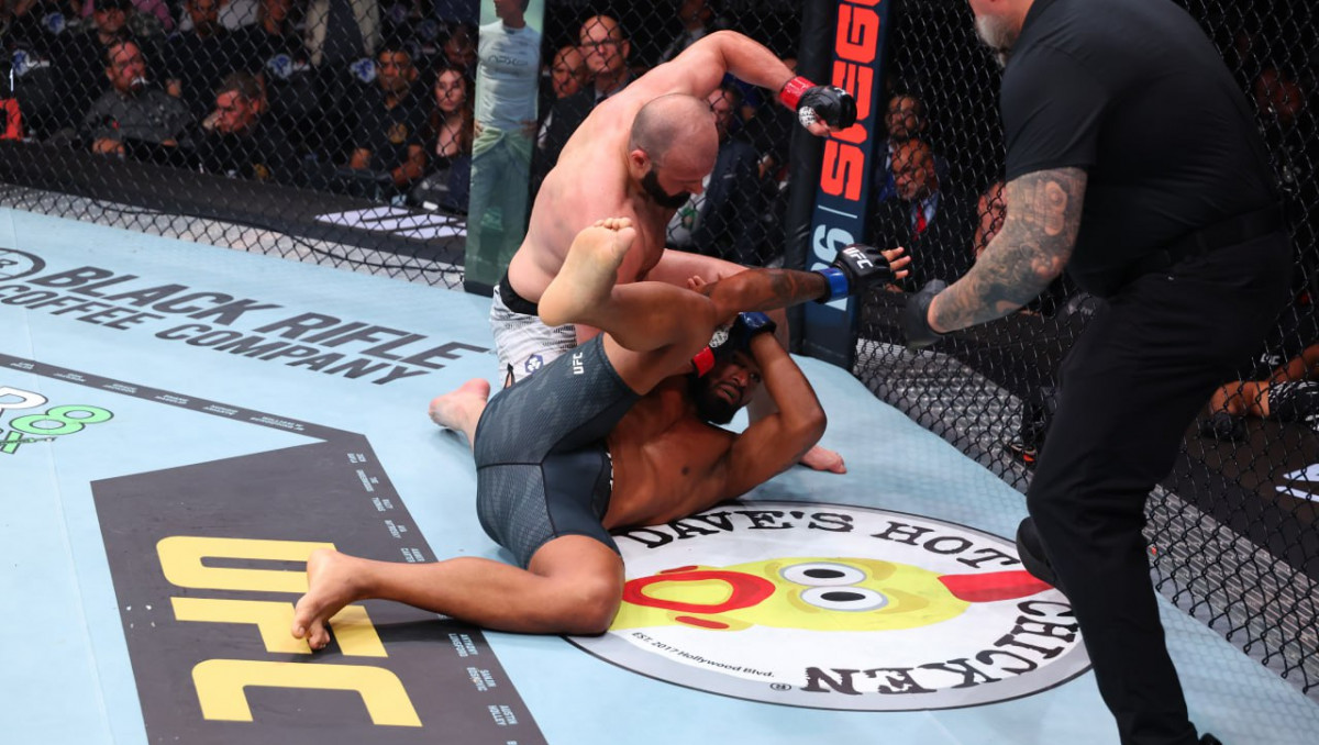 Месть за казаха? Небитый нокаутер мощно финишировал соперника на UFC 316