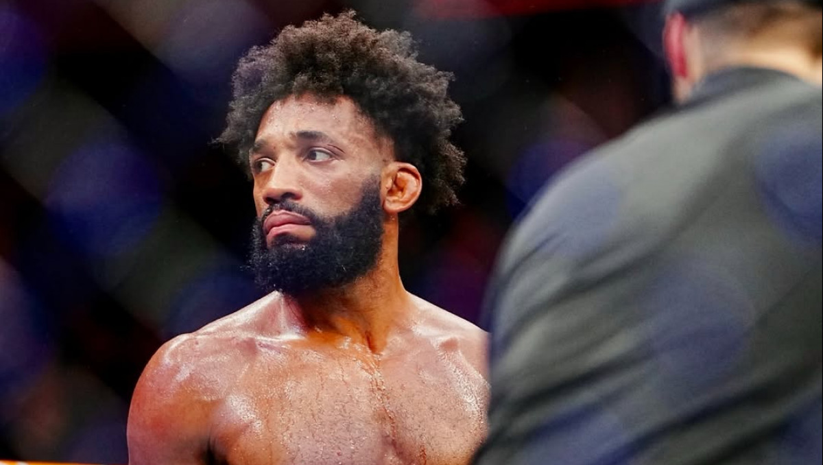 Камбэком с избиением завершился бой в весе Рахмонова на турнире UFC