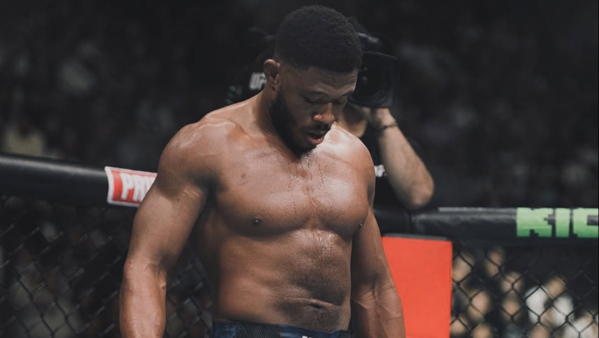 Непобежденный боец потерпел первое поражение в карьере на турнире UFC