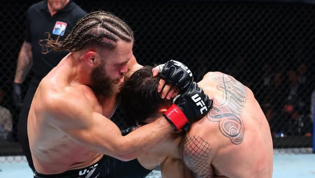 Боец с казахстанскими корнями выиграл соглавный бой в UFC