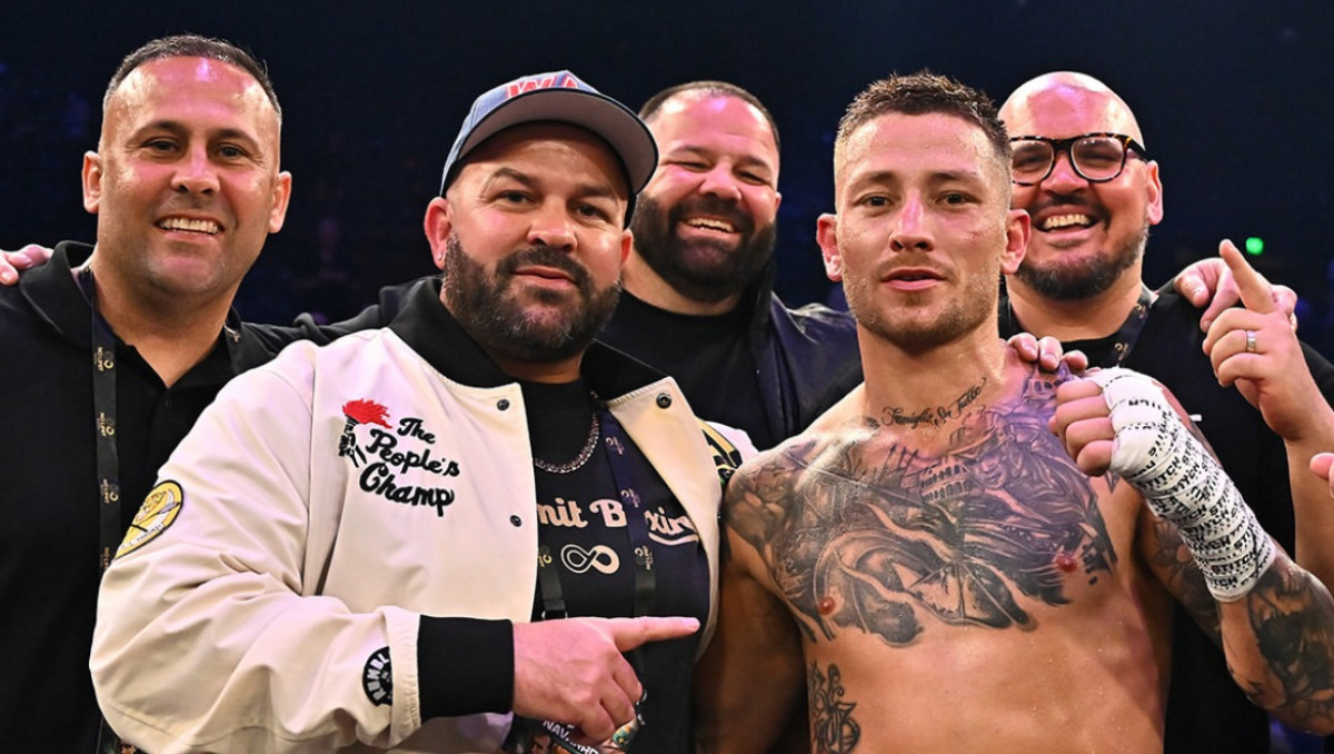 Стремительным нокатуом обернулся бой экс-чемпиона в главном поединке вечера