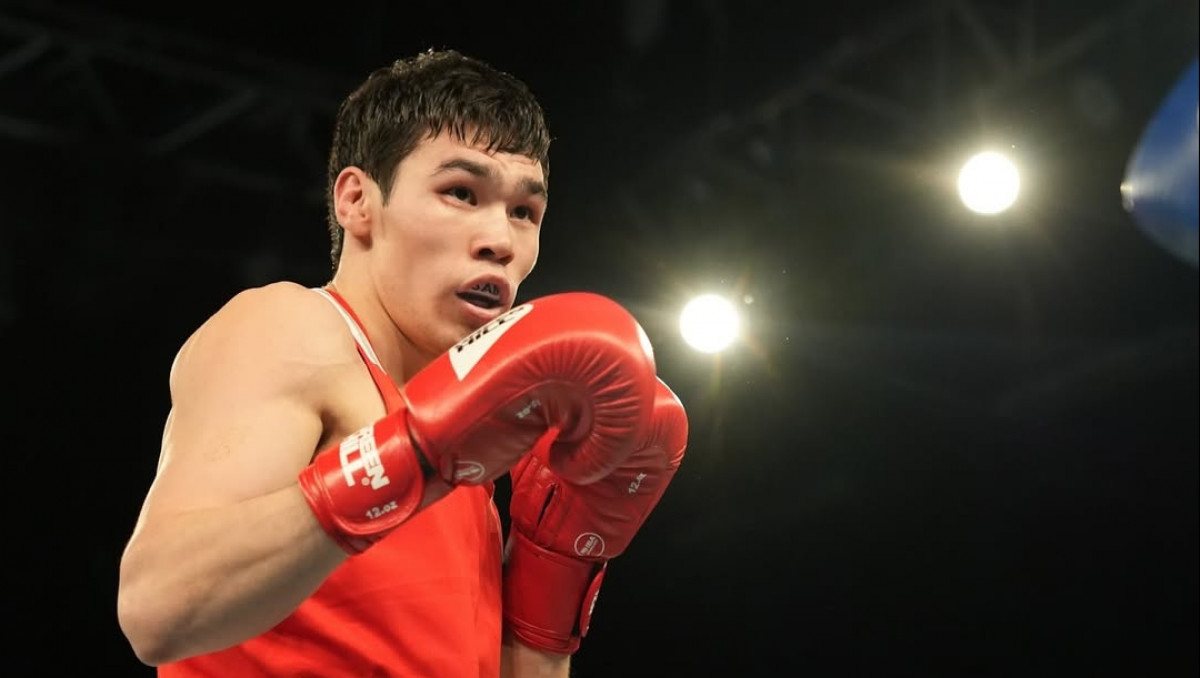 Казах разгромил трехкратного чемпиона в бою за медаль Кубка мира по боксу