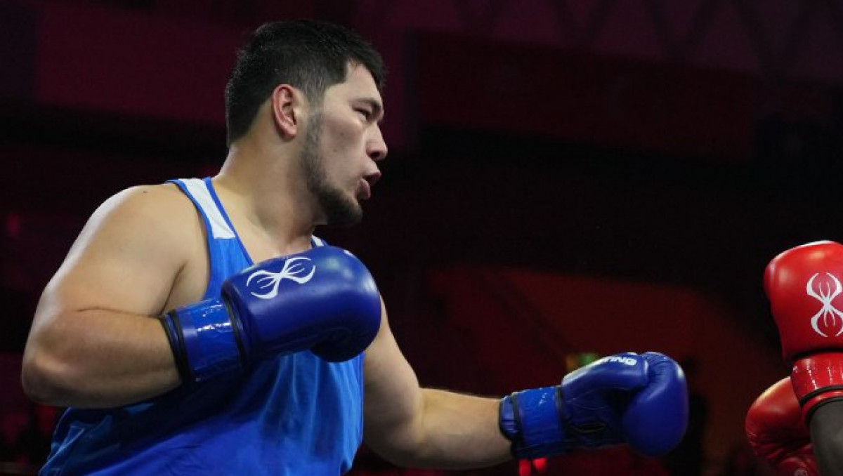 Капитан сборной Казахстана отправил в нокдаун профи-боксера и завоевал медаль