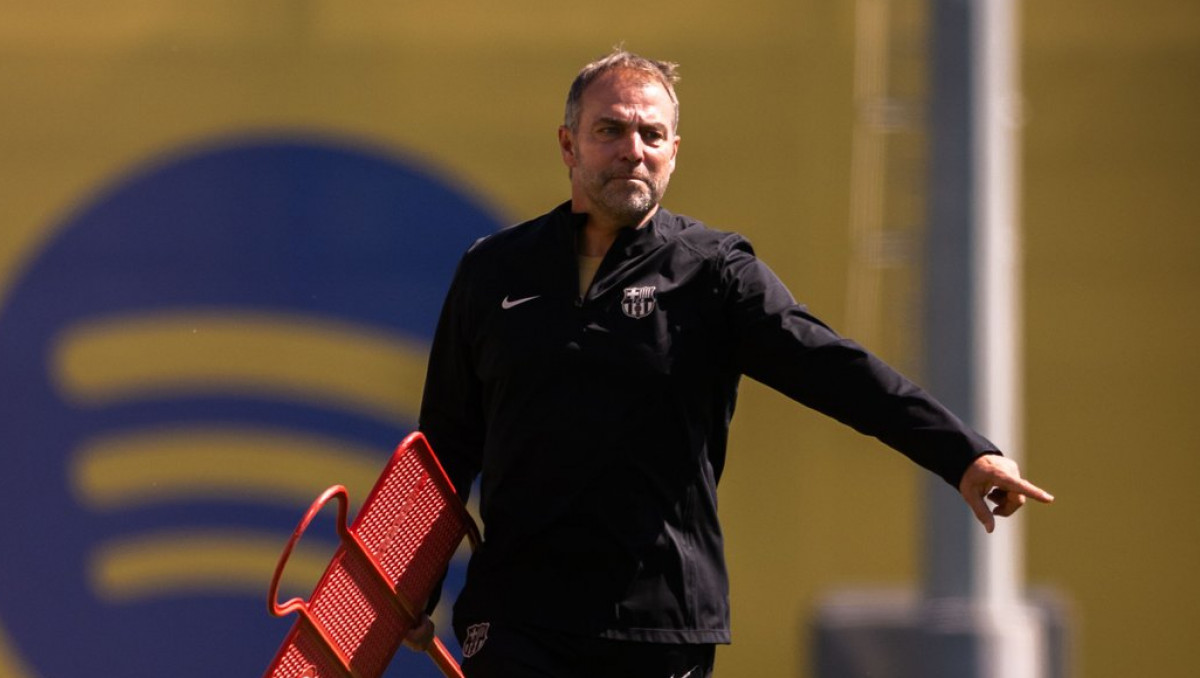 Он портит атмосферу: Флик призвал "Барселону" продать лидера команды