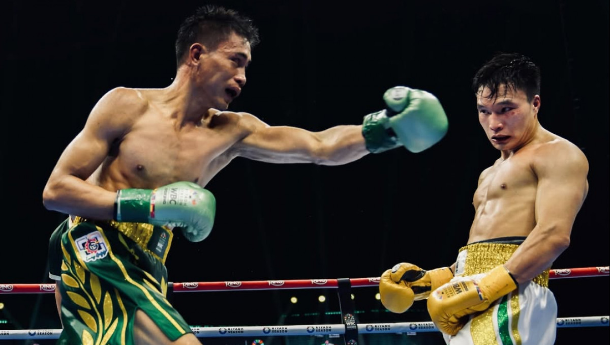 Казахстанский боксер нокаутировал соперника из Узбекистана и стал чемпионом. Видео