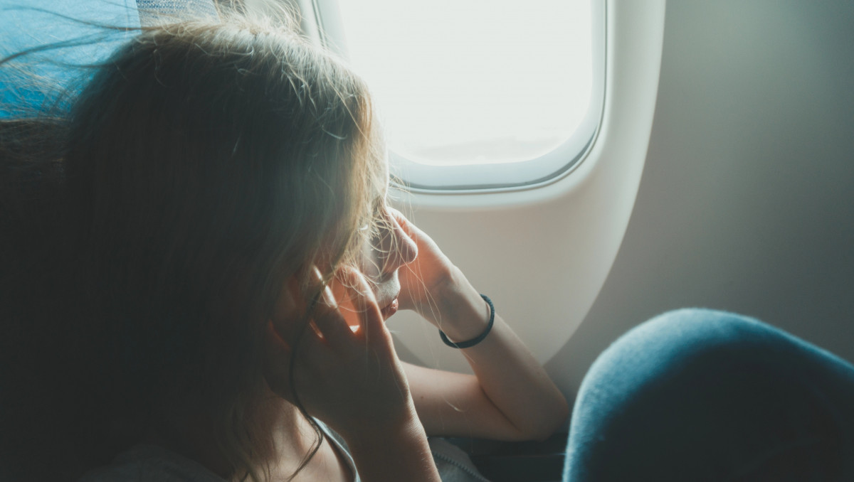 Врач объяснил, почему закладывает уши в самолете и как с этим бороться