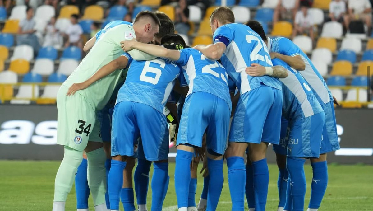 Фанаты "Ордабасы" устроили шумную ночь футболистам "Торпедо" перед матчем в Лиге конференций