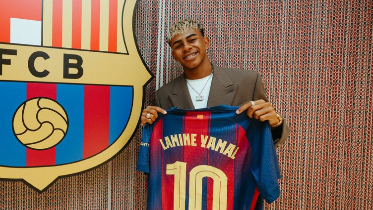 Флик решил заменить Ямаля в "Барселоне" на 17-летнего вундеркинда