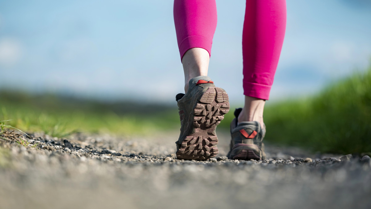 Этот простой трюк во время ходьбы улучшает работу мозга и и укрепляет тело