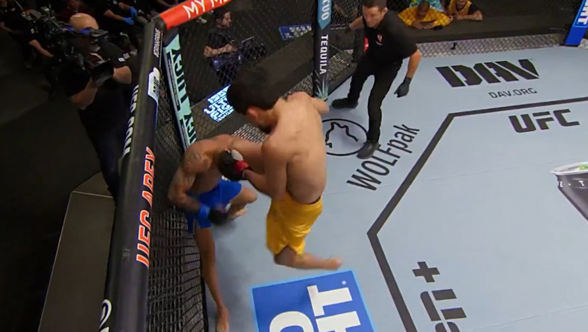 Непобеждённый казах нокаутом пробился в финал за контракт с UFC