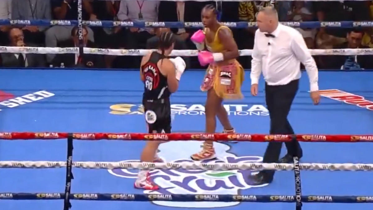 Знаменитая Шилдс избила соперницу и защитила все титулы