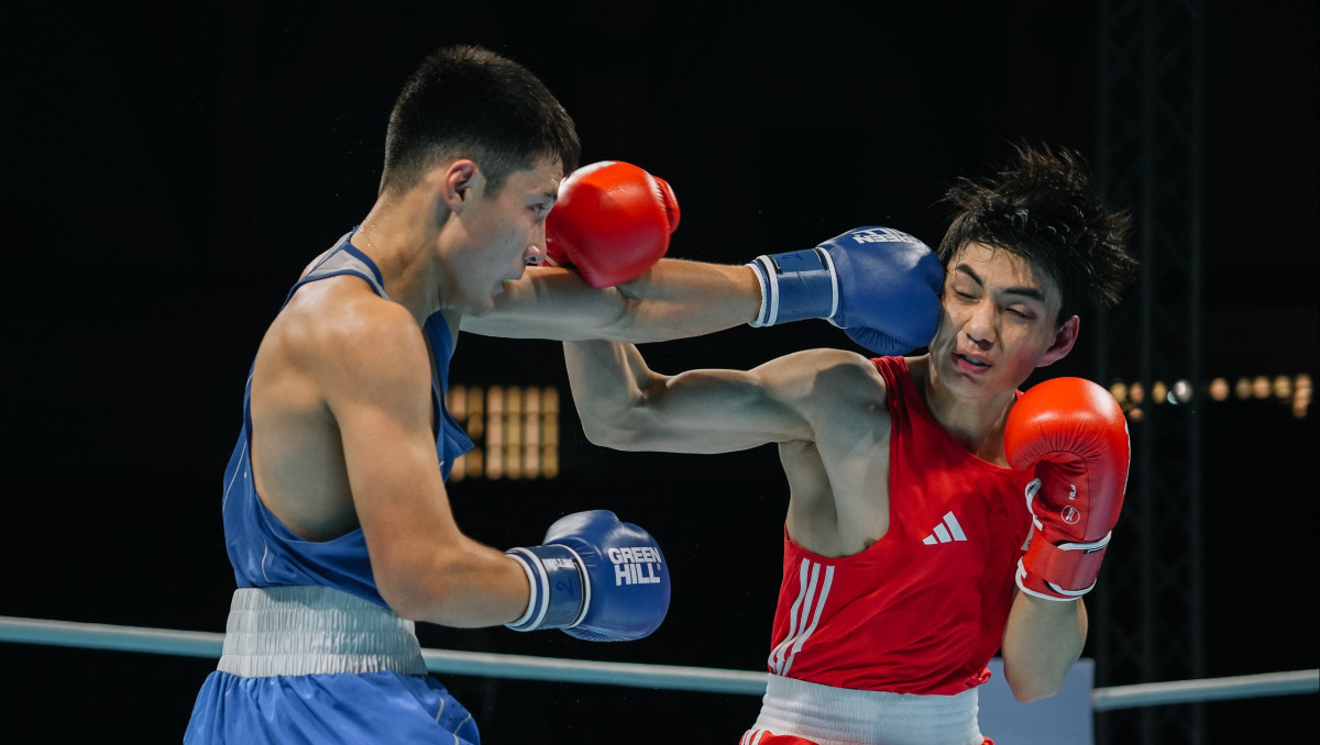 Нокаутом на последней минуте обернулся бой Казахстана на ЧА по боксу