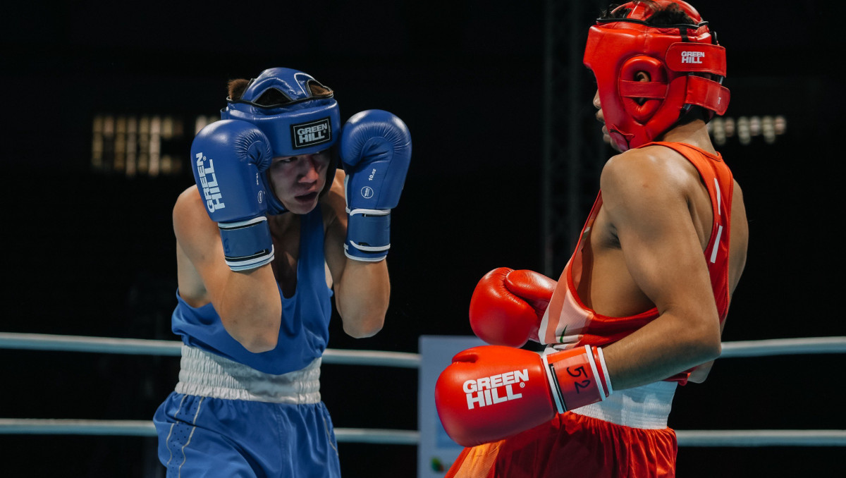 Зрелищный бой казахстанца обернулся двумя нокдаунами на ЧА по боксу