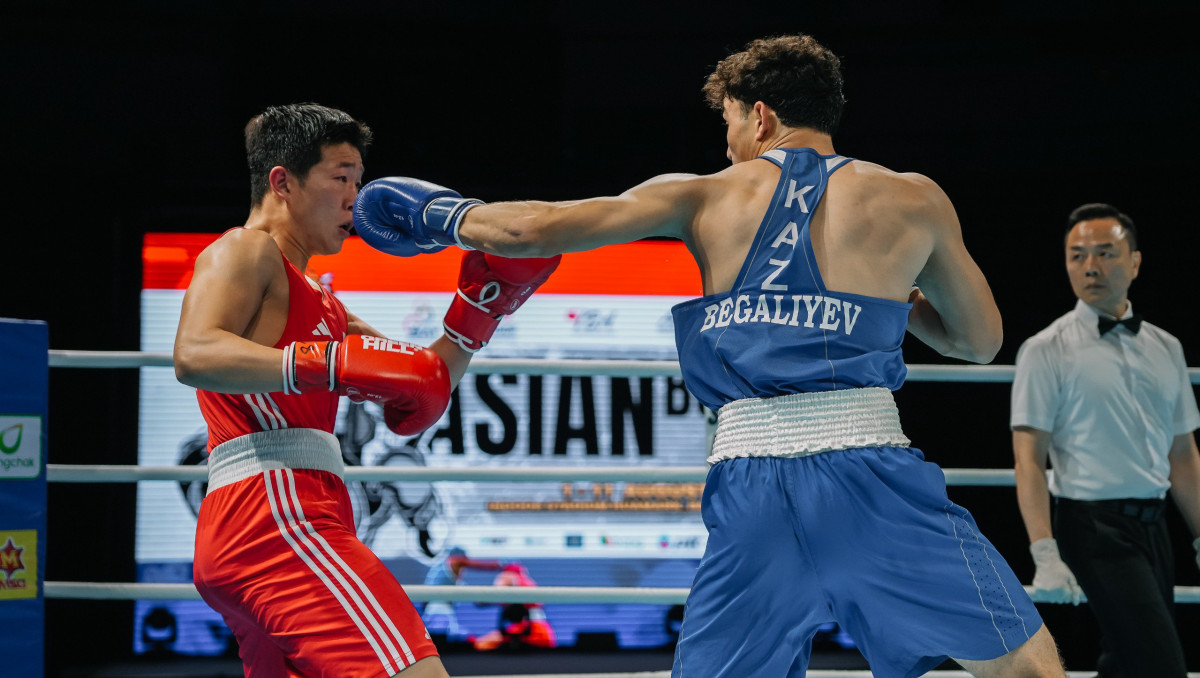 Избиением и досрочной победой завершился бой Казахстана за медаль ЧА-2025 по боксу
