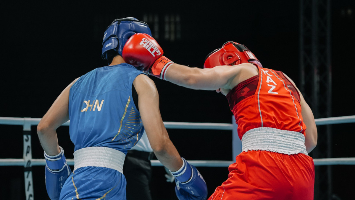 Разгромом обернулся бой Казахстан - Китай за медаль ЧА-2025 по боксу
