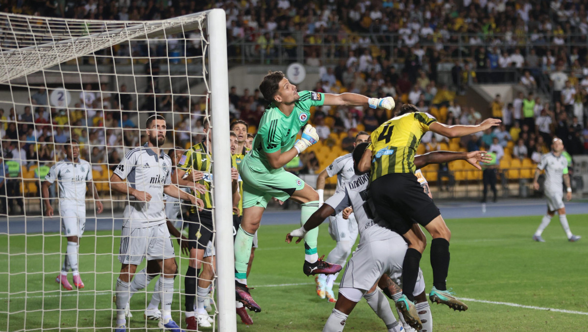 Удалением обернулся исторический матч "Кайрата" в Лиге чемпионов