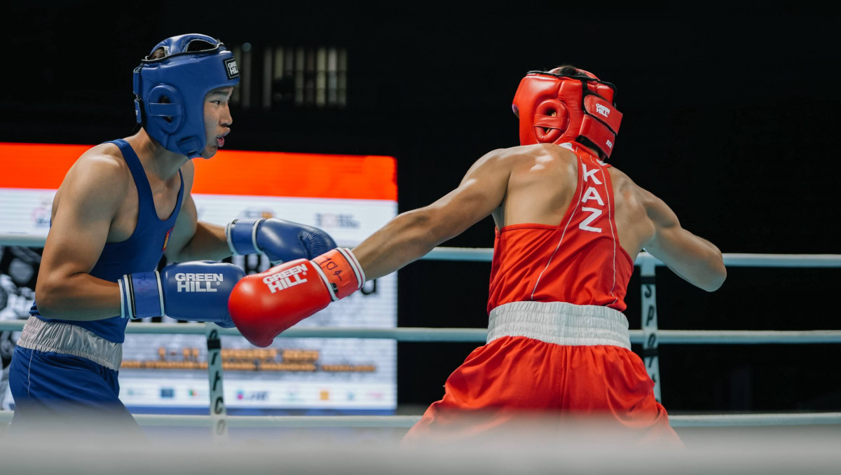 Тремя нокдаунами и нокаутом завершился бой Казахстана за медаль ЧА-2025 по боксу