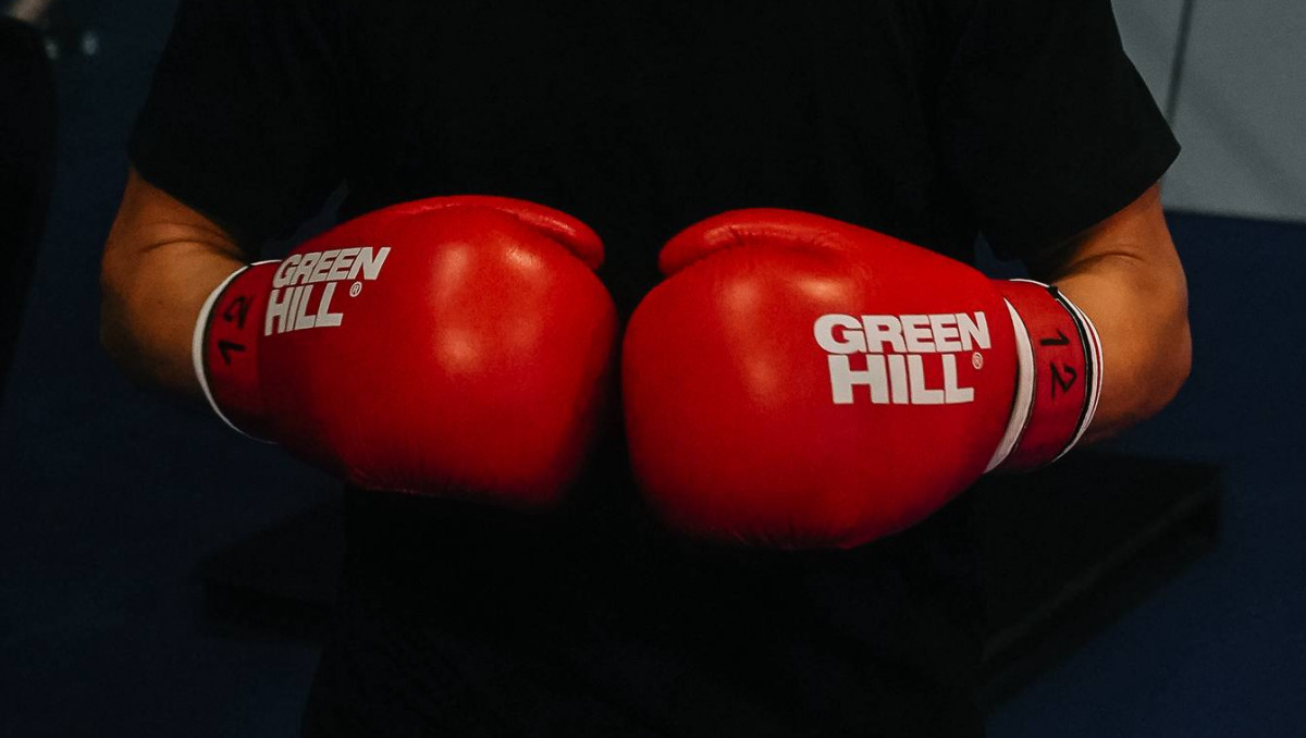 Казахстанец избил хозяина ринга в бою за медаль ЧА-2025 по боксу