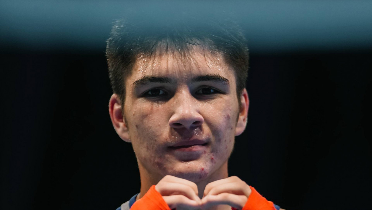 Стремительным нокаутом обернулся бой Казахстана за финал ЧА-2025 по боксу