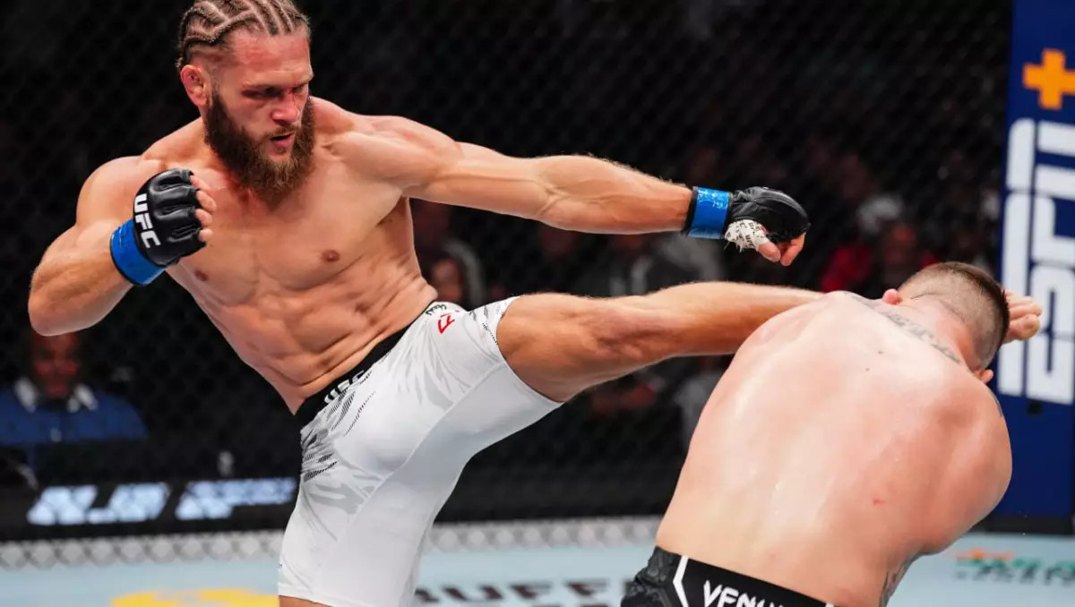 "Очень жесткий". Оливейра оценил уроженца Казахстана из UFC