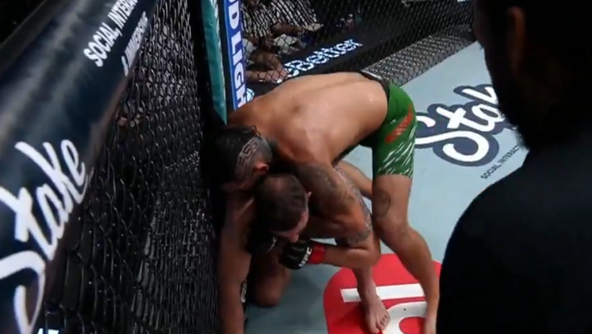 Главный бой UFC завершился эффектным удушающим приёмом