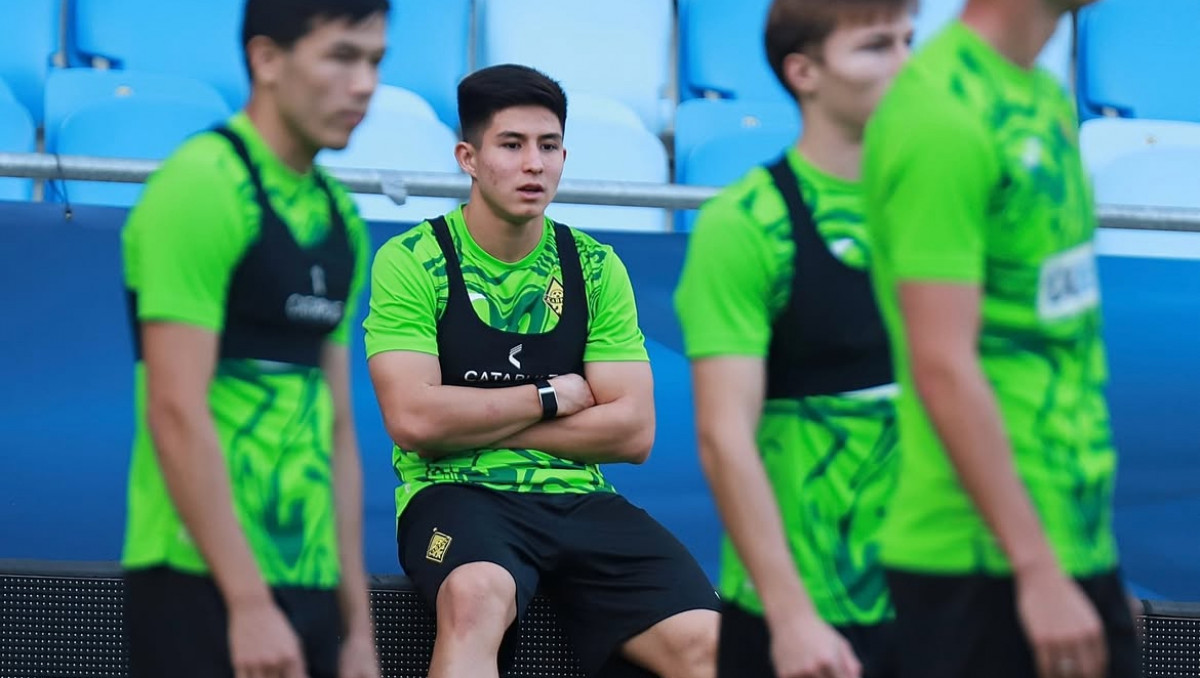 Фанаты "Челси" оставили послание Сатпаеву перед матчем Лиги чемпионов