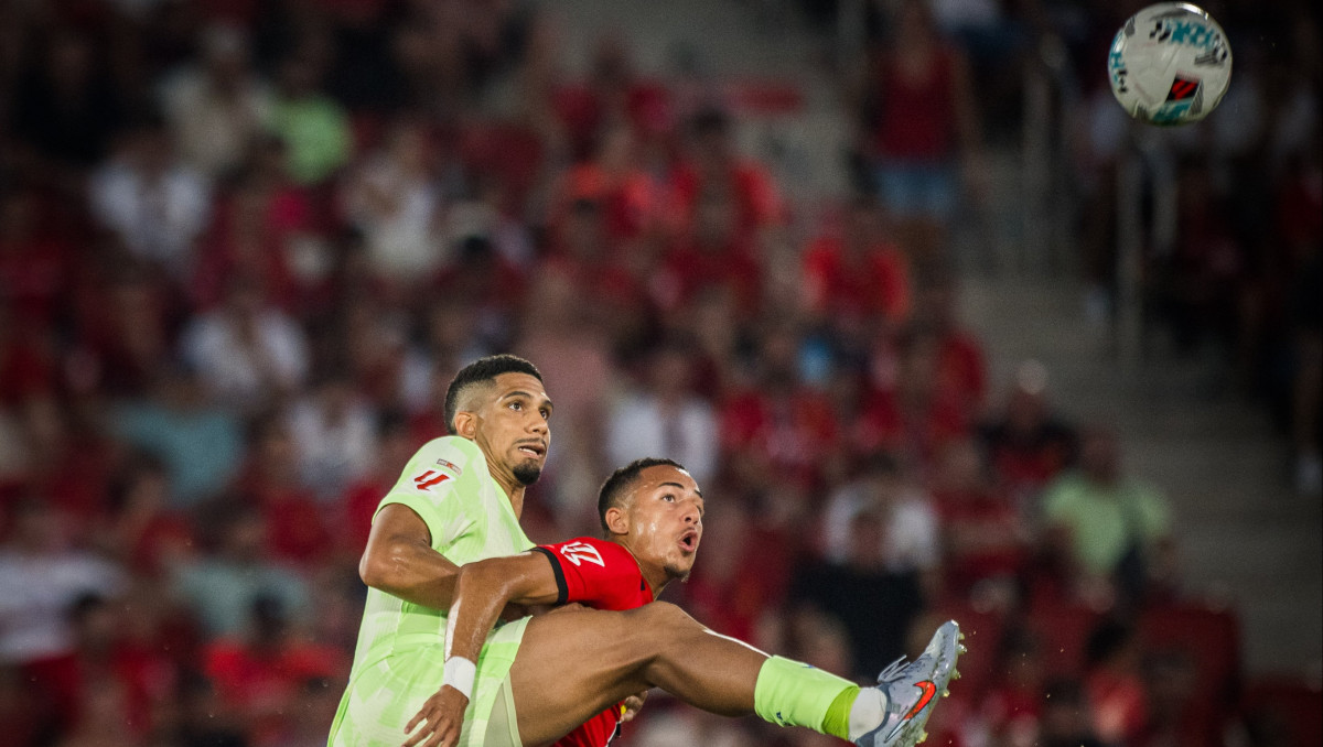 Первый матч "Барселоны" в Ла Лиге обернулся разгромом и двумя удалениями