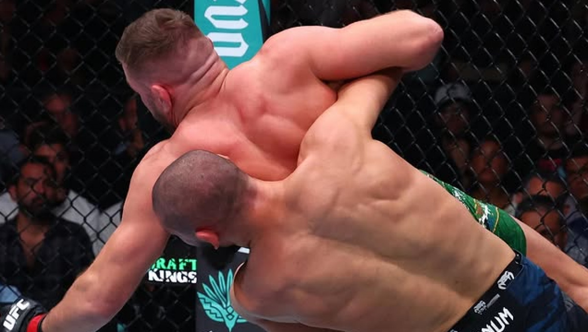 Чимаев победил Дю Плесси и завоевал титул UFC