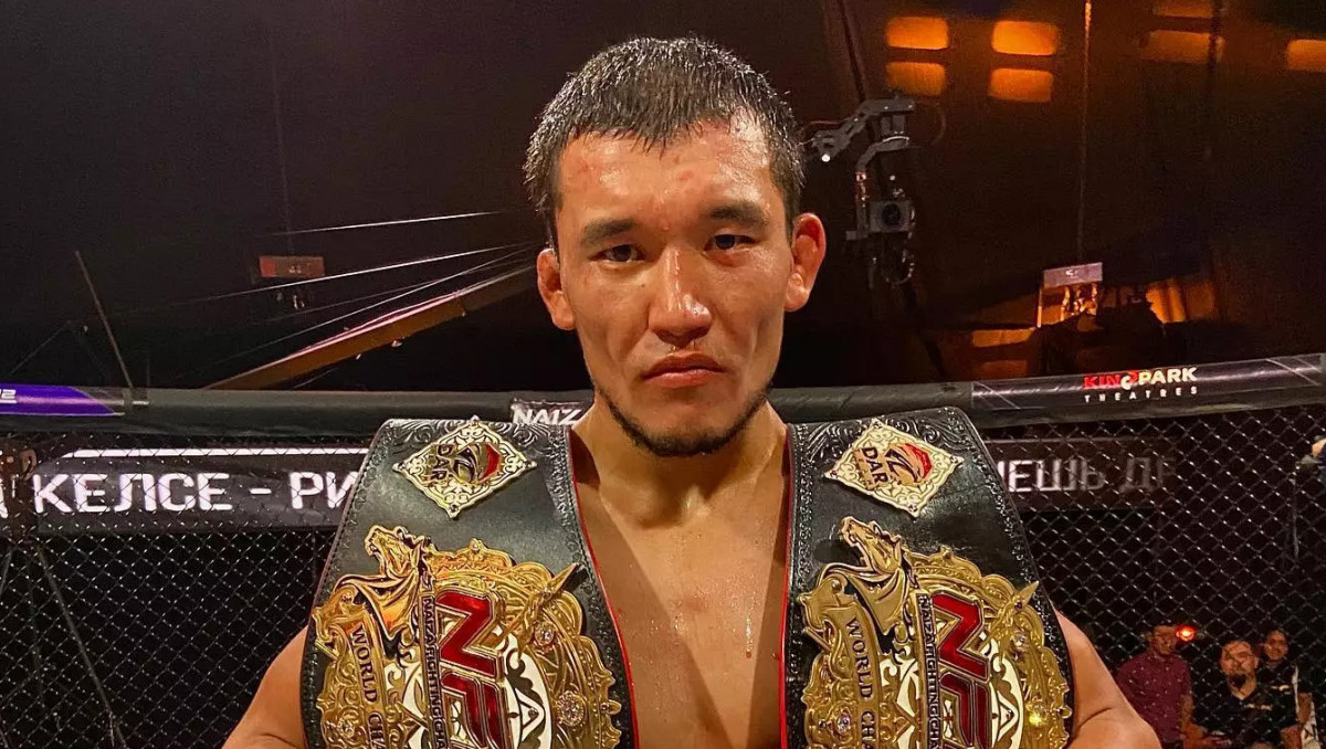 Казахстанец подписал исторический контракт с UFC: известны подробности